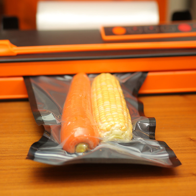 Le scelleur sous vide noir en plastique fait sur commande met en sac l'emballage alimentaire de cuisine de relief par petits pains