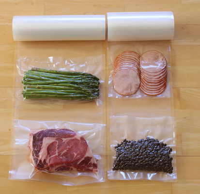 Le sac transparent en nylon de joint sous vide de catégorie comestible roule les aliments frais en plastique texturisés